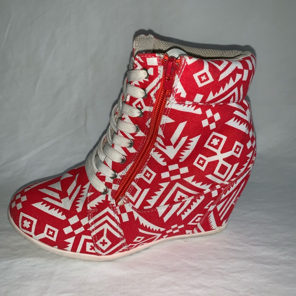 Red and white wedge heels